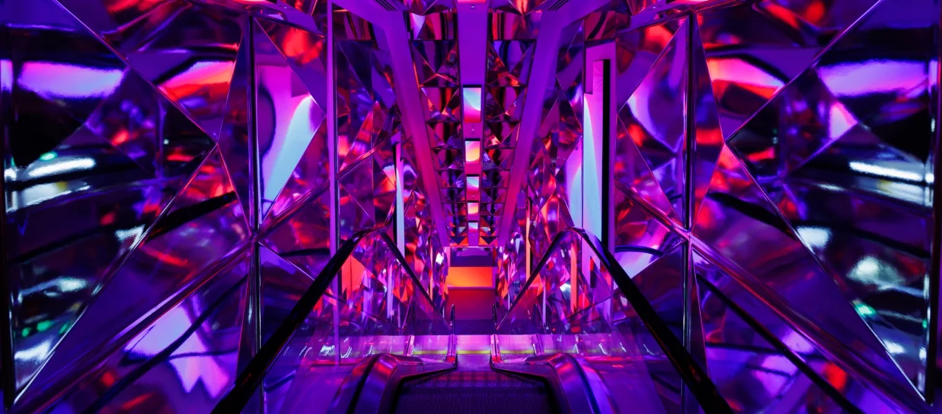 Instalação imersiva iluminada em tons violeta no Adobe Summit produzido pela MCI