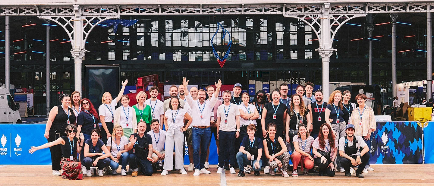 Equipe reunida diante do Club France durante os Jogos de Paris 2024