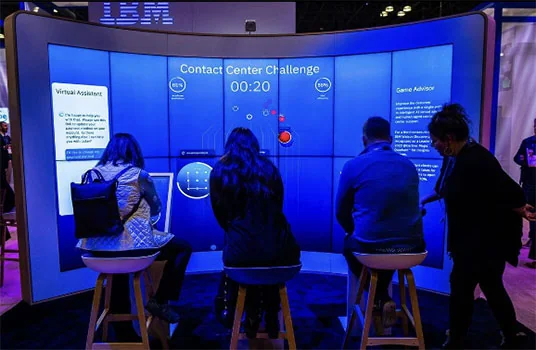 Participantes utilizam uma experiência gamificada no roadshow IBM Watsonx da MCI