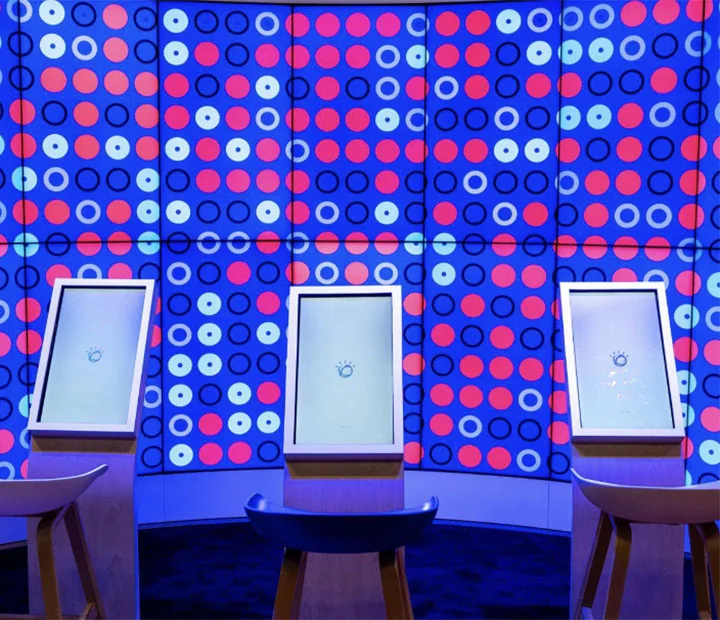 Espaço interativo azul da experiência IBM Watsonx criada pela MCI
