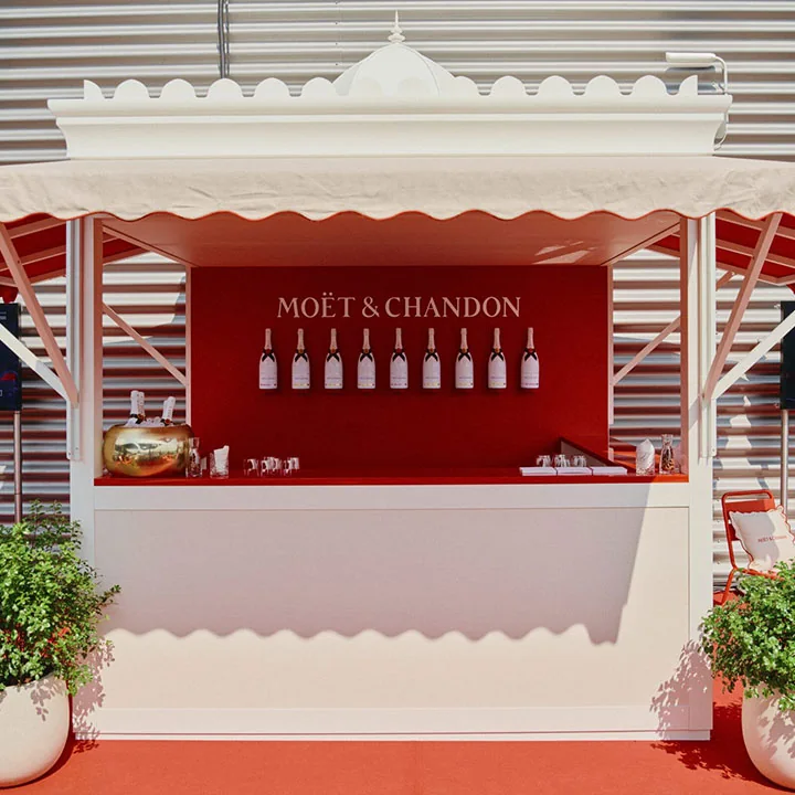 Ativação Moët & Chandon com cenografia vermelha e experiência de marca criada pela MCI