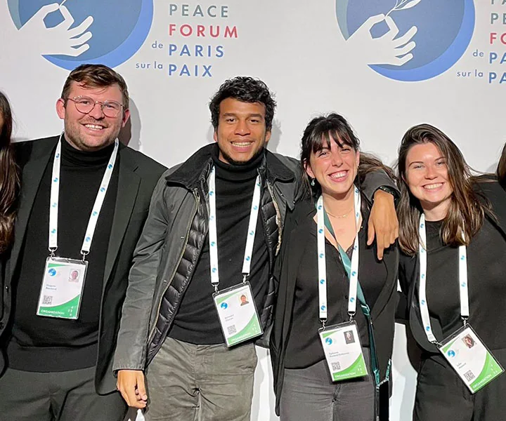 Equipe reunida no Paris Peace Forum, evento internacional apoiado pela MCI